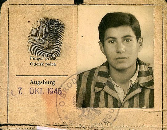 A 1945 identification card showing Richard Friedemann still wearing his Auschwitz blue-stripe coat, with an inked fingerprint.
